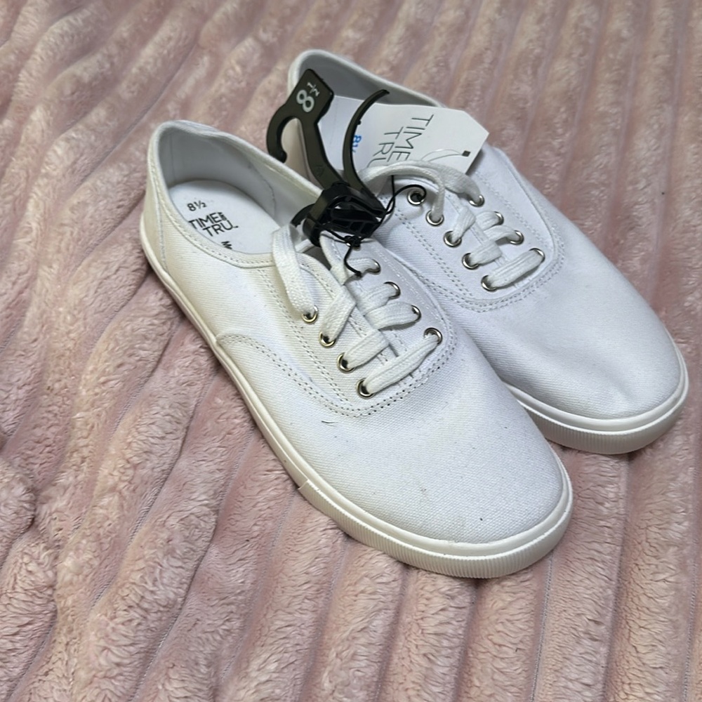 white low top shoes (8.5)
